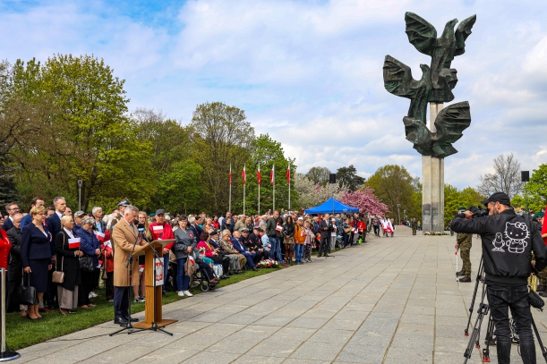 członek zarządu Stanisław Wziątek przemawia pod Pomnikiem Czynu Polaków