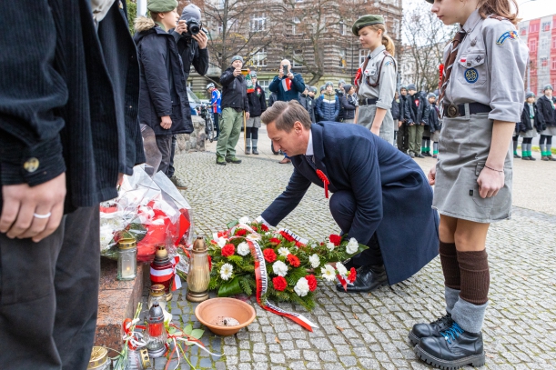 Uroczystość z okazji Narodowego Święta Niepodległości przy pomniku marszałka Józefa Piłsudksiego na placu Szarych Szeregów w Szczecinie. Marszałek województwa Olgierd Geblewicz przykuca, by złożyć kwiaty pod pomnikiem.