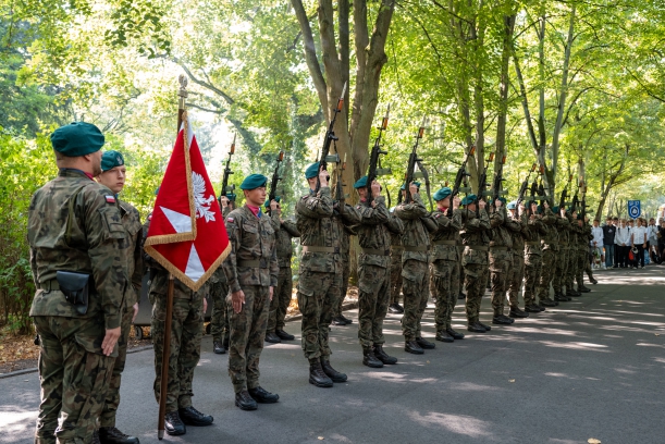 Zołnierze stojący w deliladzie pod Pomnikiem Sybiraków na Cmentarzu Centralnym w Szczecinie. 