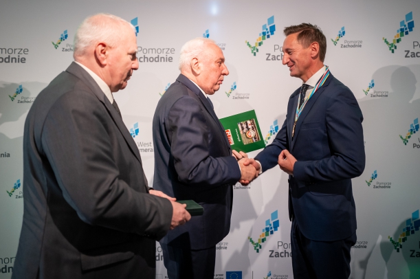 Wręczenie Olgierdowi Geblewiczowi Krzyża Wielkiego Związku Żołnierzy Wojska Polskiego oraz podziękowań za dotychczasową współpracę