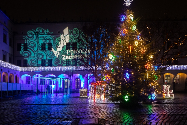 Rożświetlona zamkowa choinka i inne świąteczne iluminacje. 