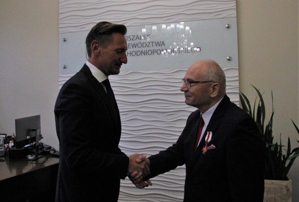 Marszałek województwa Olgierd Geblewicz podaje rękę Władysławowi Jefremience podczas uroczystości w gabinecie marszałka.