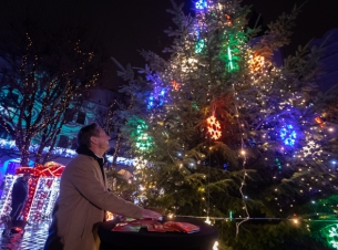Moment odpalenia choinki zamkowej, czynności dokonuje marszałek Geblewicz