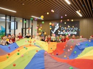 Dzieci z Przedszkola Publicznego nr 50 „Gama” i Przedszkola Publicznego nr 59 „Mały Książę” w Szczecinie podczas świątecznych warsztatów w Urzędzie Marszałkowskim Wojewodztwa Zachodniopomorskiego