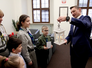 - Dziękuję za światło, które przynosicie do nas co roku w okresie przedświątecznym.  To są zawsze dla mnie wyjątkowo ważne życzenia – mówił marszałek Olgierd Geblewicz