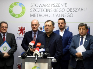 - To dla nas kwestia priorytetowa. Mamy świadomość, że budowa SKM-ki podniesie jakość życia mieszkańców w stolicy regionu i całym Szczecińskim Obszarze Metropolitalnym – zaznaczał Sekretarz Województwa Przemysław Włosek podczas dzisiejszego spotkania. 