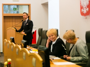 Na zdjęciu przemawiający marszałek Olgierd Geblewicz i prezydium Sejmiku