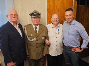 Uroczystość z okazji 100 urodzin podpor. Franciszka Wasilewskiego - na zdjęciu jubilat i Krzysztof Barczyk - dyrektor Gabinetu Marszałka, Henryk Krudos - Prezes Zachodniopomorskiego ZZW ZKRP i BWP, Jan Kubik - prezes Koła Drzetowo ZZW ZKRP i BWP.