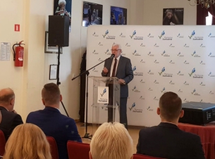 Sędzia Jerzy Stępień wygłosił wykład będący refleksją nad rozwojem samorządności w Polsce w minionym dwudziestoleciu