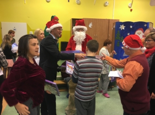 Dorośli uwielbiają Mikołajki, nie mniej niż dzieci – mówił marszałek Olgierd Geblewicz, któremu w wizycie towarzyszyła radna województwa Ewa Dudar. 