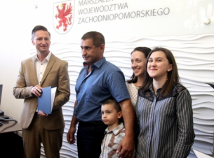 Bohater z Ukrainy z rodziną na spotkaniu u marszałka Geblewicza.
