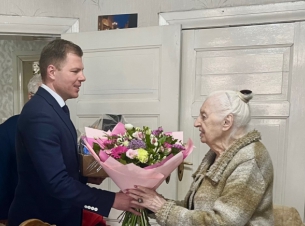 Zastępca dyrektora Gabinetu Marszałka Marcin Kordela i najstarsza szczecinianka, pani Maria Leśna