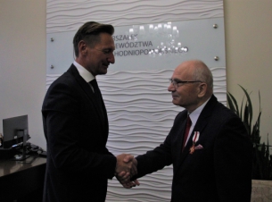 Marszałek województwa Olgierd Geblewicz podaje rękę Władysławowi Jefremience podczas uroczystości w gabinecie marszałka.